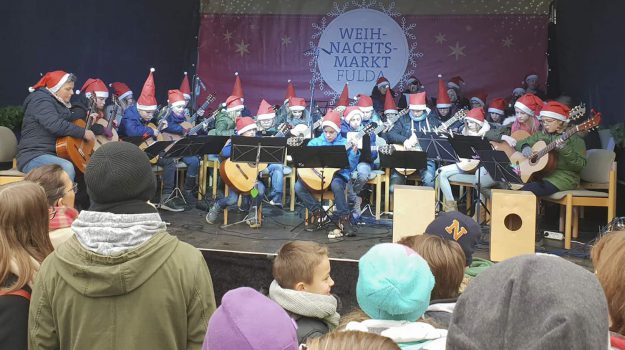 weihnachtsmarkt-fulda-gitarrenensemble-musikschule-klee